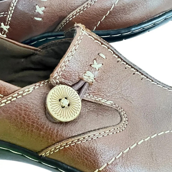 Clarks Bendables Size 7.5 M Brown Leather Loafer Slip On Upper w/ Button, 35063 - Picture 10 of 12